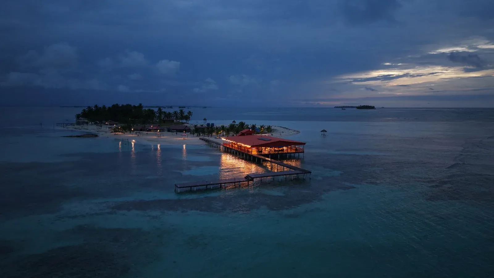 La isla al caer la tarde, con las luces del muelle encendidas