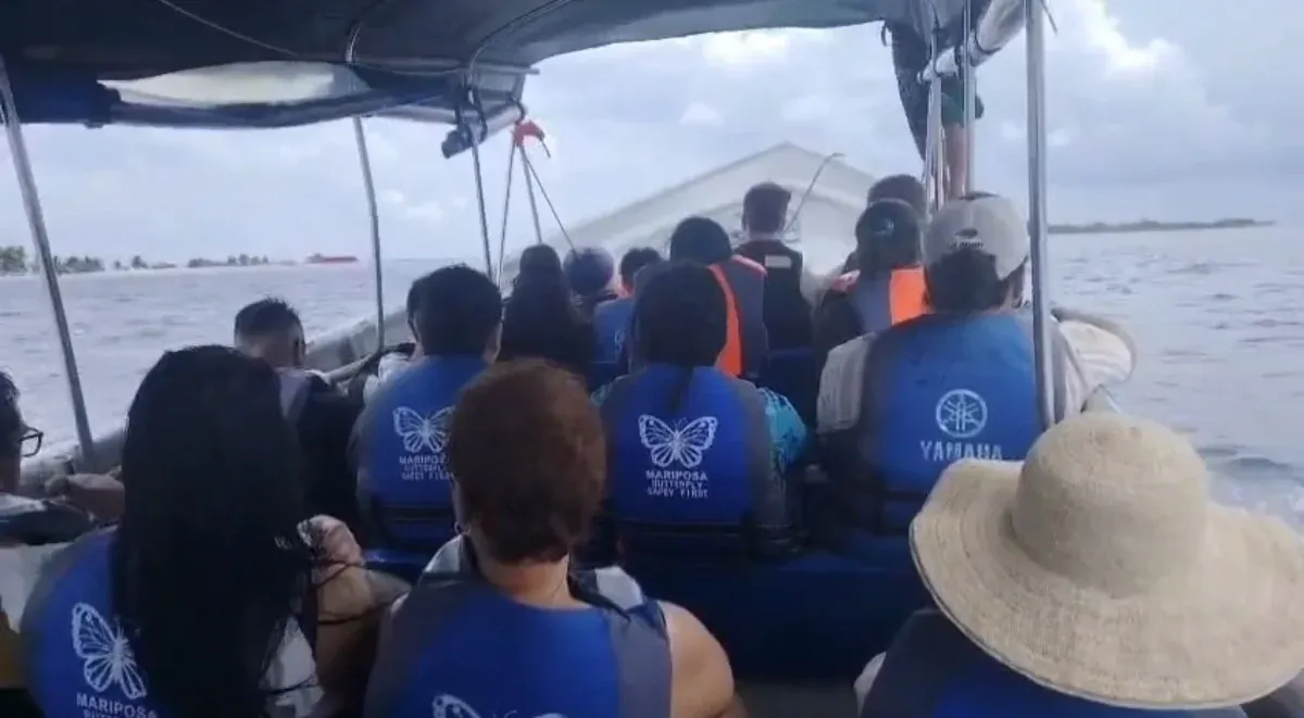 Pasajeros con chalecos salvavidas a bordo de la lancha
